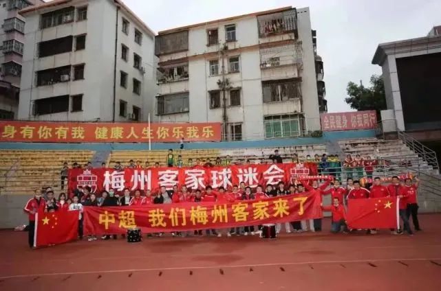 从周末夜现场起步的克里斯洛克在本片中扮演一对双胞胎兄弟，虽仍走喜剧路线，但演技上却有所突破《七个毕业生》内容简介中情局的精明探员凯文在黑帮组织中卧底，要完成一项阻止核武器流人黑市的机密任务，但就在他即将成功完成任务时却被杀身亡，由于已经到了破案的关键时刻，时间急迫，中情局在别无选择的情况下，只好安排凯文失散已久、并和凯文长相酷似的李生兄弟杰克来继续这项任务。